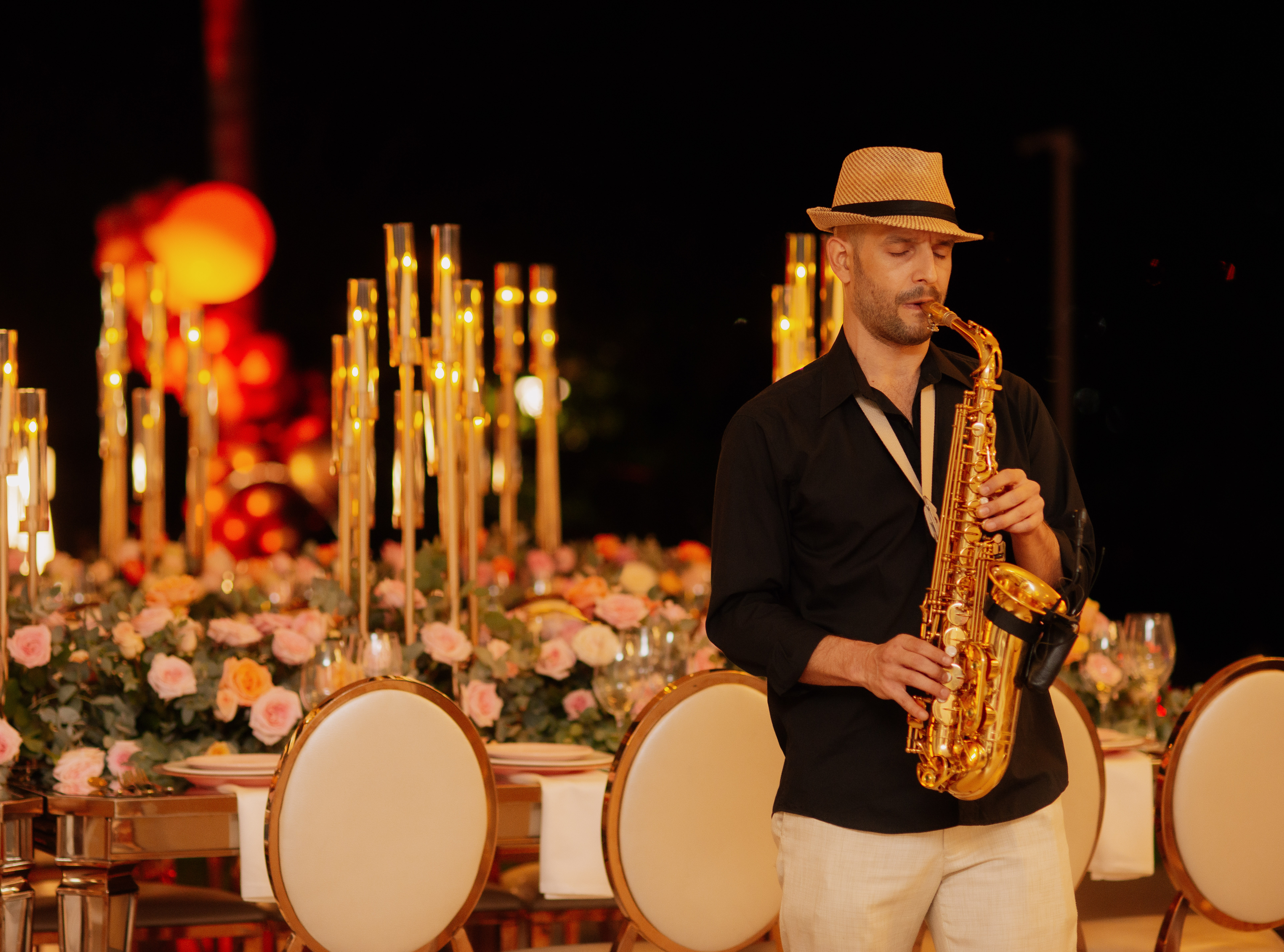 Músico tocando saxofón en un evento en Cali