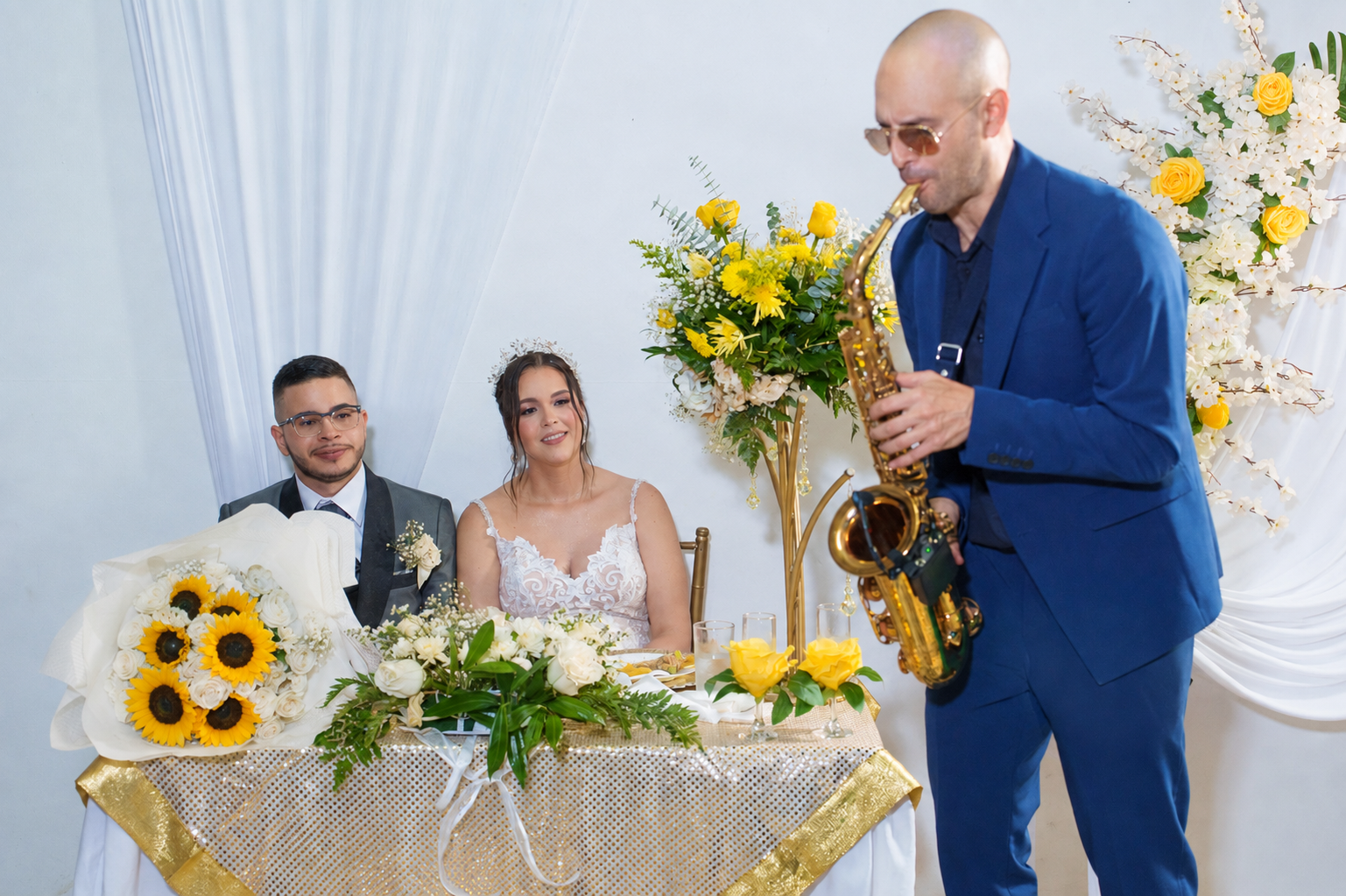 Músico en boda cristiana tocando saxofón junto a los novios