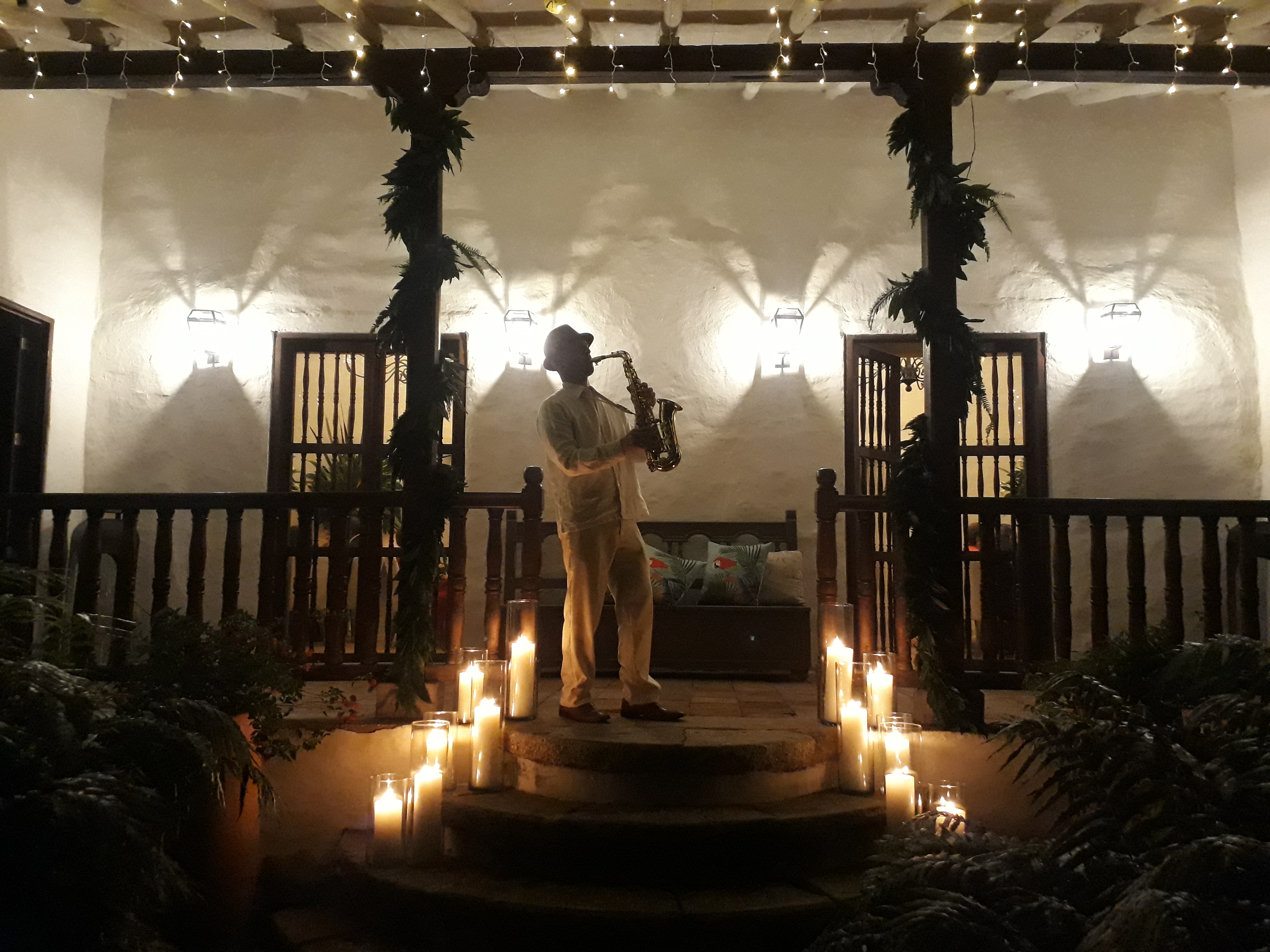músico romántico en la noche