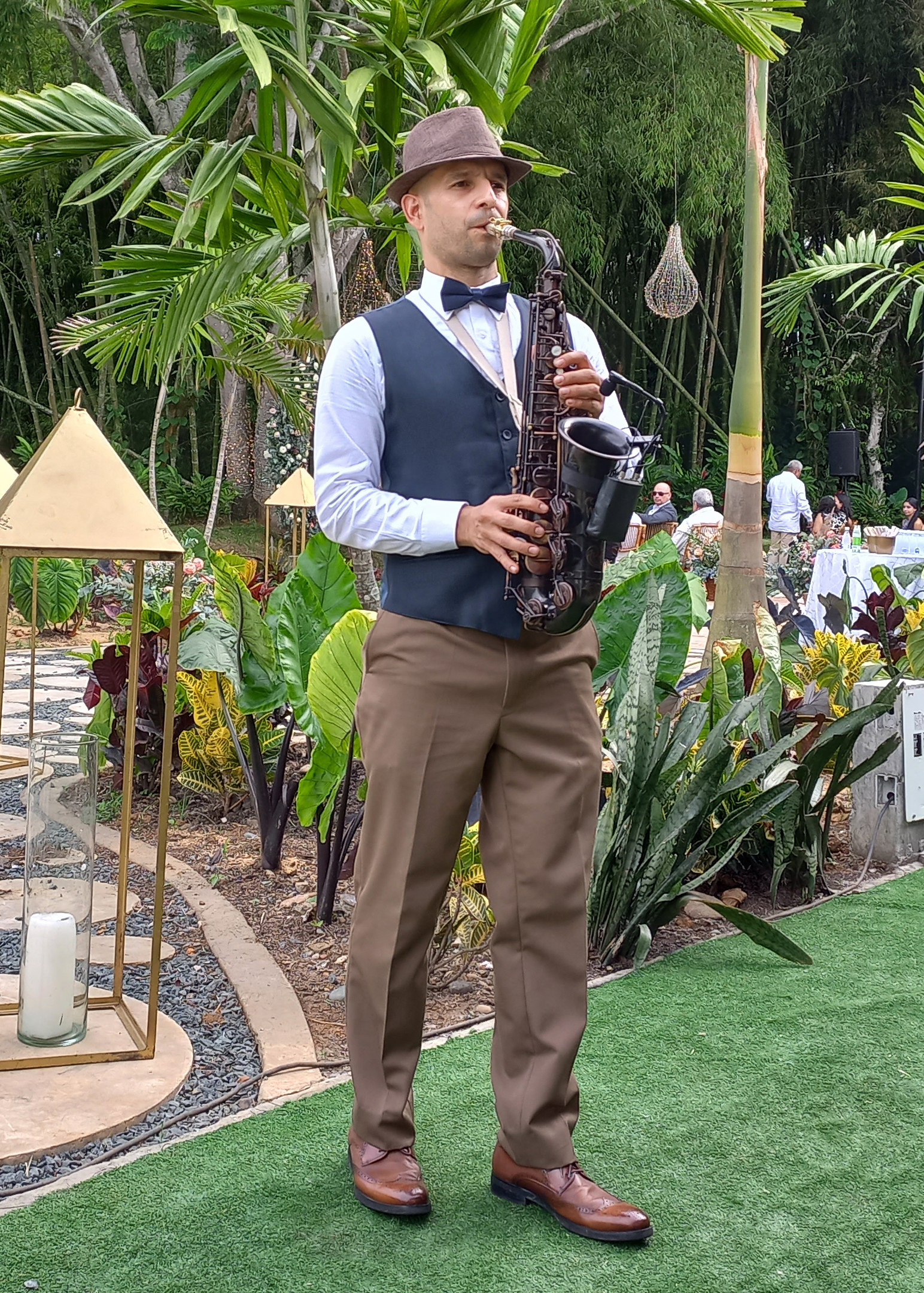 saxofonista en boda campestre